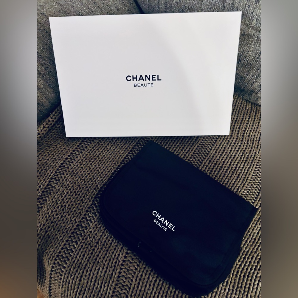 CHANEL Beauté VIP Hanging Toiletry Bag